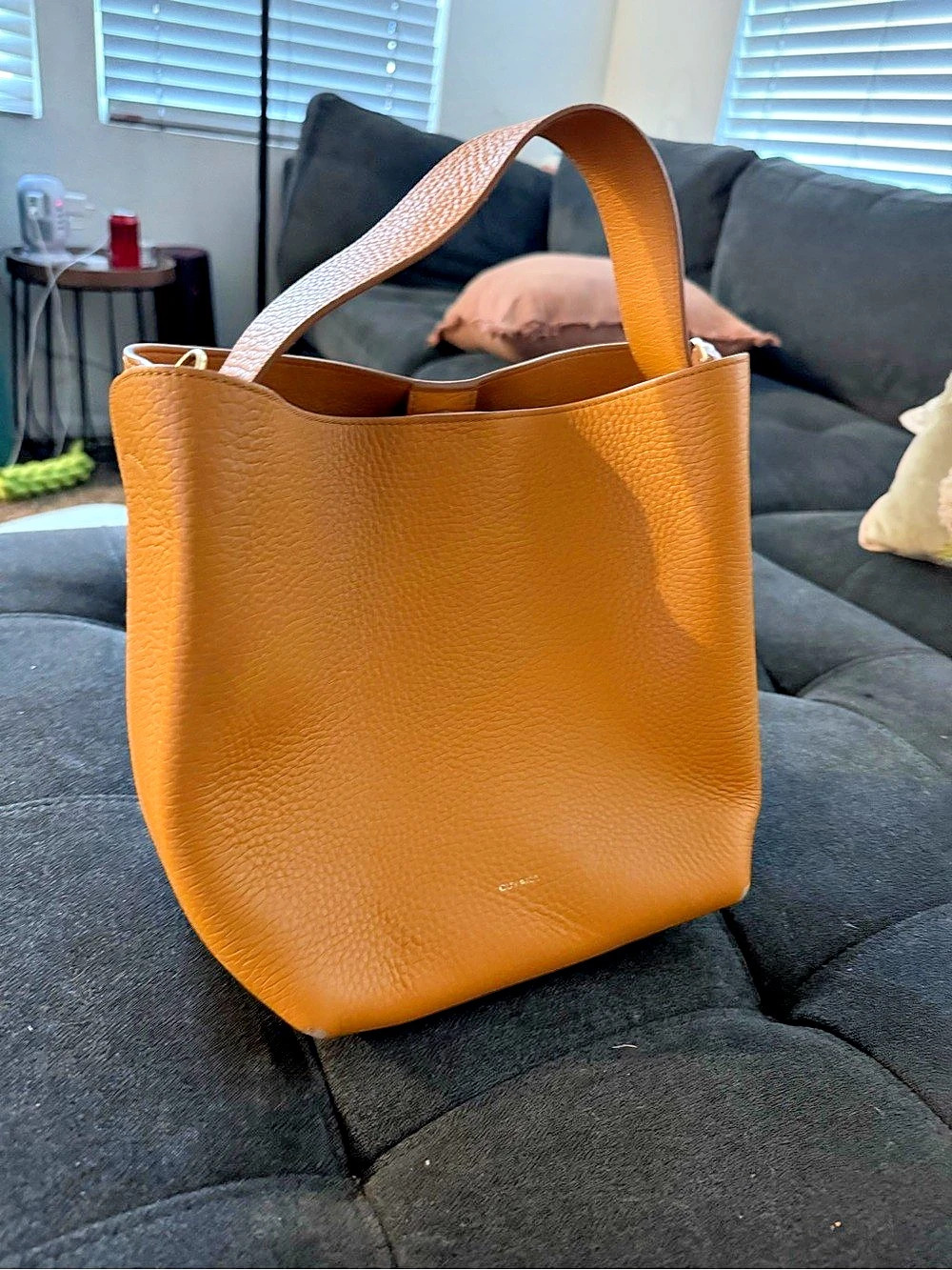 Cuyana Linea Bucket Bag Leather Tote in Brown - Picture 2 of 5